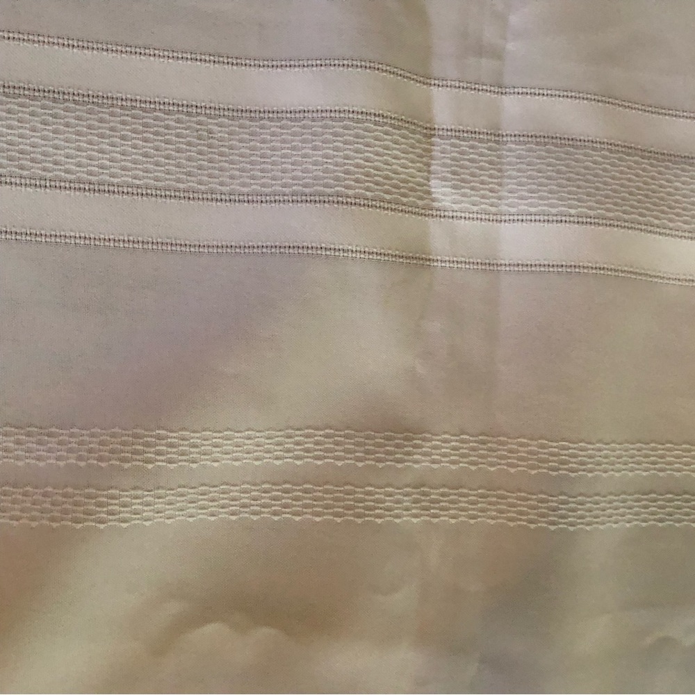 Beautiful Vintage Tablecloth with simple elegant classic raised pattern - Picture 9 of 10